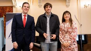 El periodista Alejandro Muñoz recogiendo su premio.