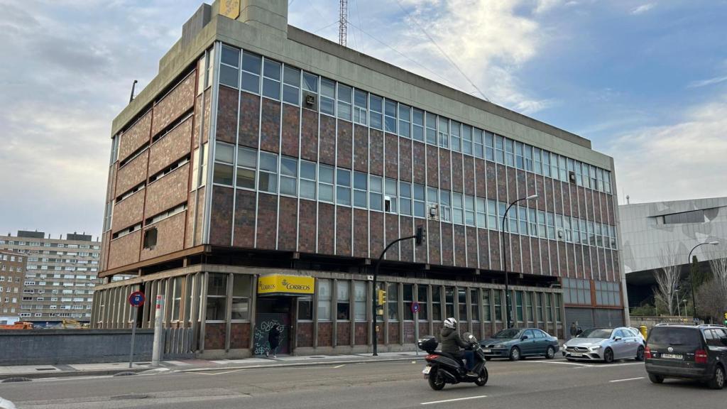 El antiguo edificio de Correos, junto a la antigua estación del Portillo en Zaragoza.