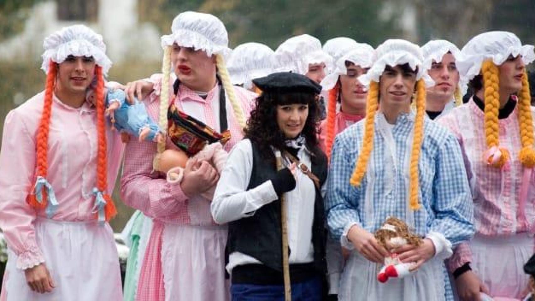 Un colegio público navarro pide que los niños se pongan trenzas y las niñas se vistan masculino para ir a clase por carnaval
