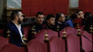El empresario Víctor de Aldama, ayer, en la audiencia preliminar ante el Tribunal Supremo.  Tres asientos a su izquierda, el exministro José Luis Ábalos y, tapándose la cara, Koldo García.