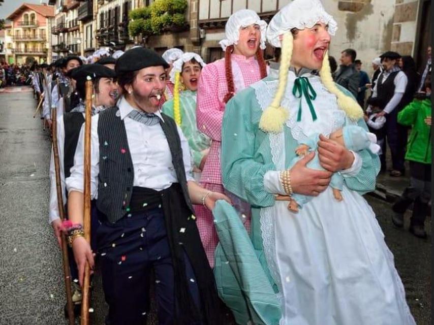 Foto enviada por el centro a los padres como ejemplo de disfraz.