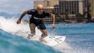 Francesena durante una competición de surf.