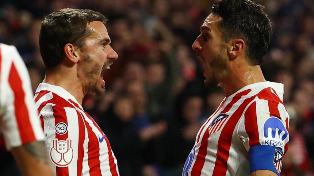 Griezmann y Koke celebran uno de los goles ante el Barcelona.