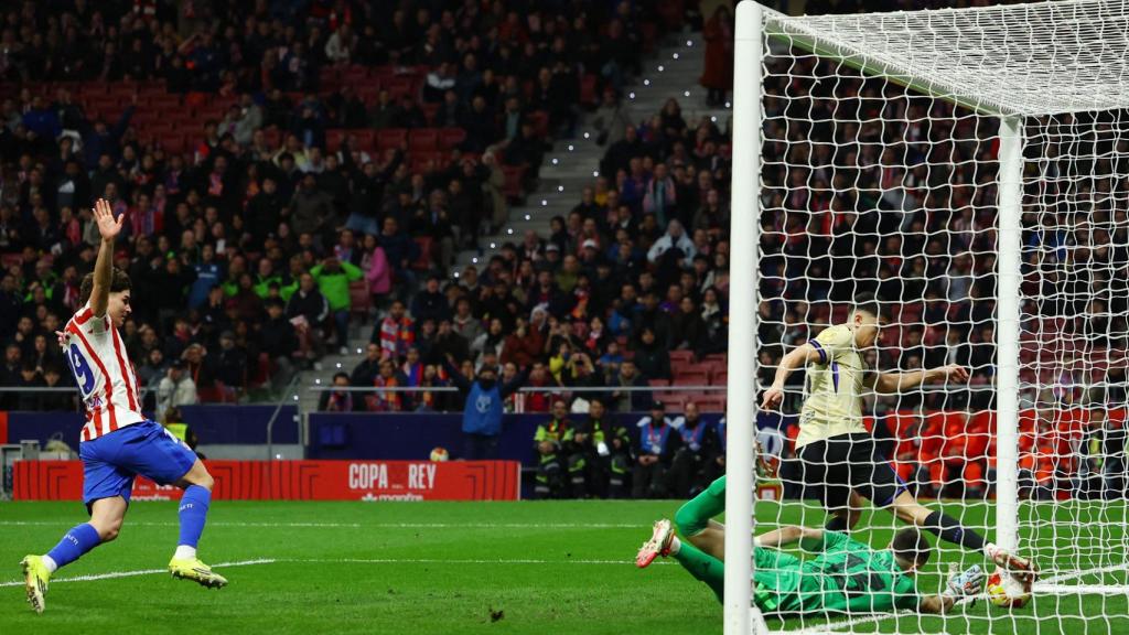 Joan García trata de salvar su error en el primer gol.