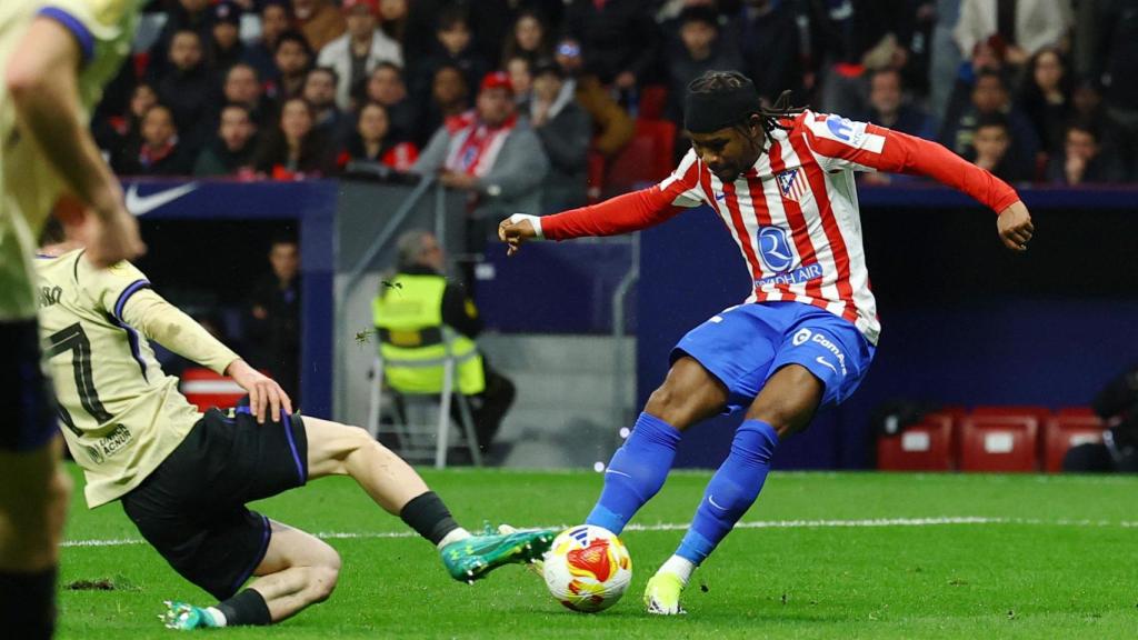 Lookman ejecuta el disparo del tercer gol ante el Barça.