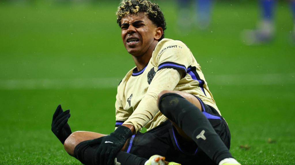 Lamine Yama, dolorido en el suelo.