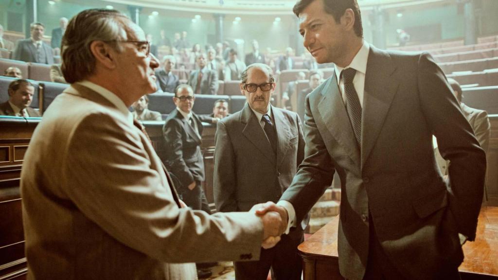 Adolfo Suárez (Álvaro Morte) saluda a Santiago Carrillo (Eduard Fernández) en 'Anatomía de un instante'.