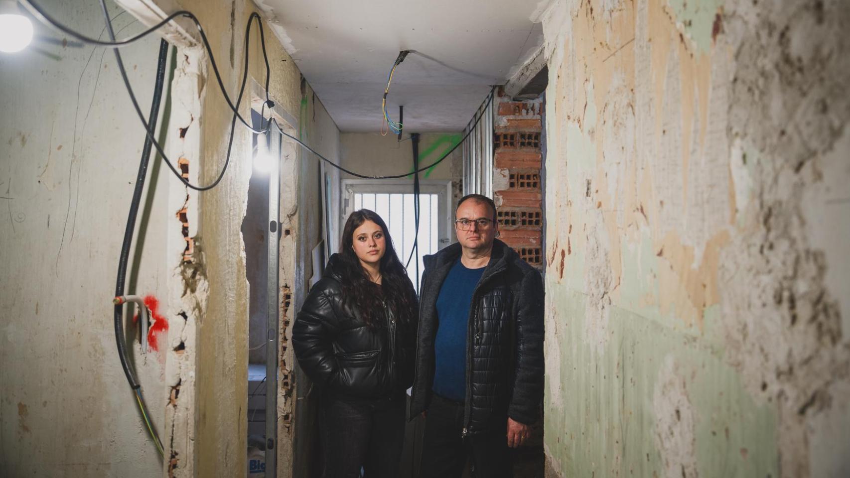 Víctor Arusnacioaei con su hija mayor Alexia en la casa de la Calle Cruz a medio reformar que habían comprado en Torrejón.