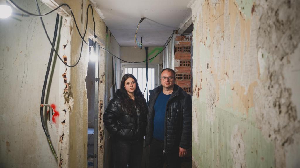 Víctor Arusnacioaei con su hija mayor Alexia en la casa de la Calle Cruz a medio reformar que habían comprado en Torrejón.