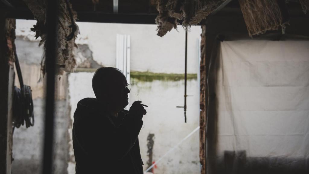 Víctor, el padre de la familia, en la casa de Torrejón de Ardoz.