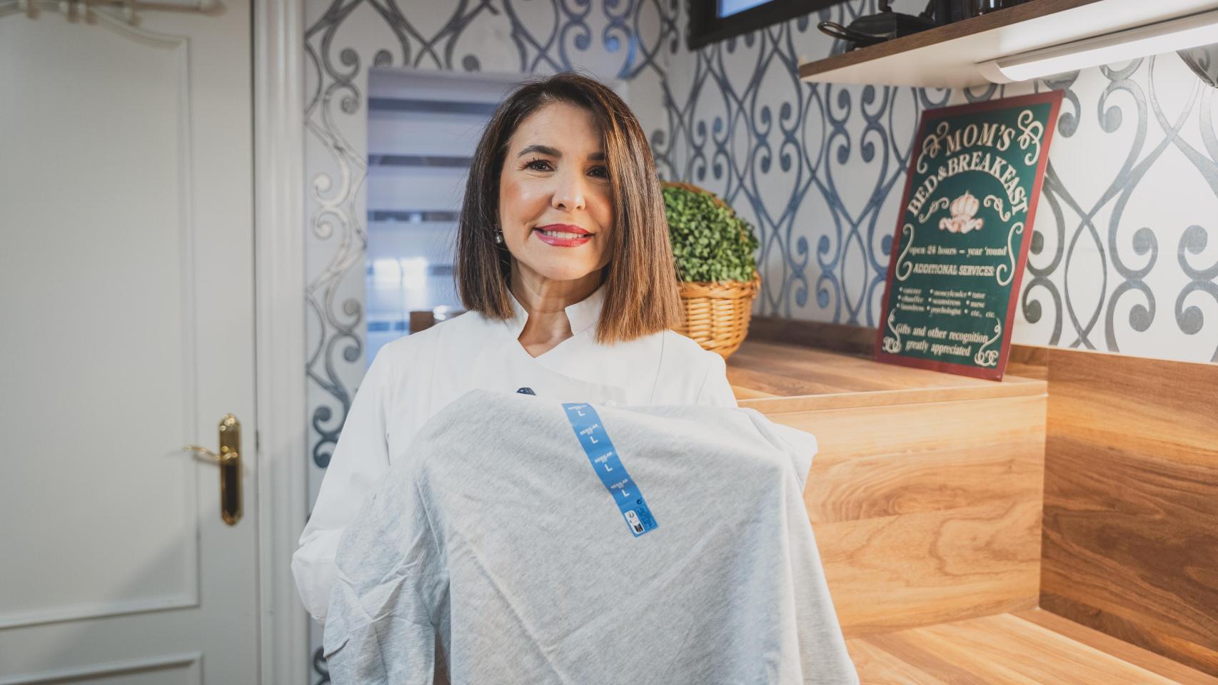 Begoña Pérez muestra una prenda con pegatina.