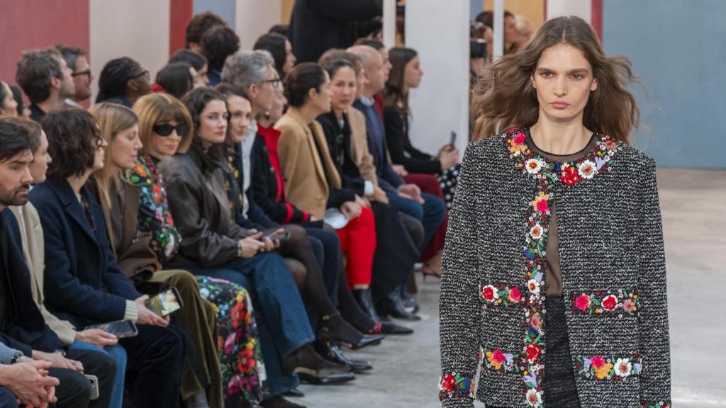 Un look de 'tweed' con flores.