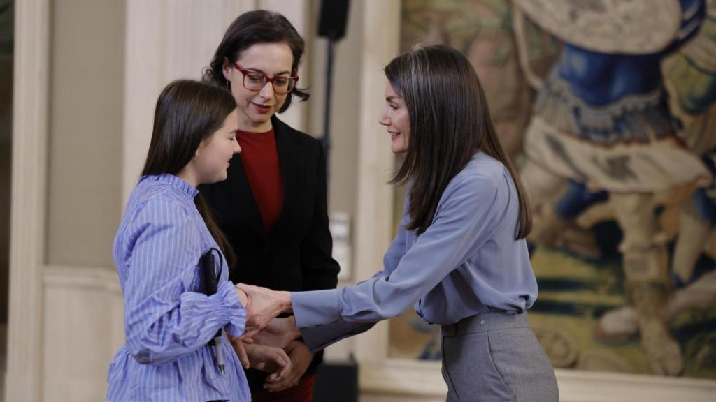 Letizia saluda a una joven invidente.