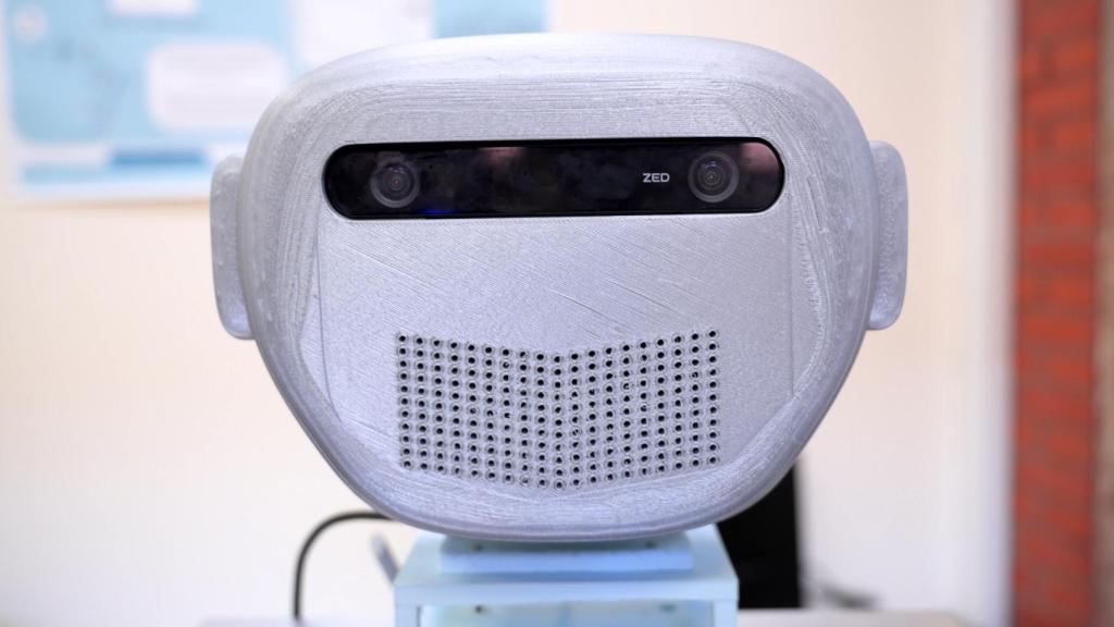 La cabeza de Adam, el robot español que aprende tareas observando a los humanos.
