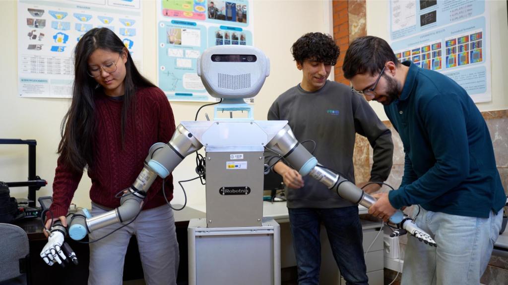 Adam, el robot español que aprende tareas observando a los humanos.