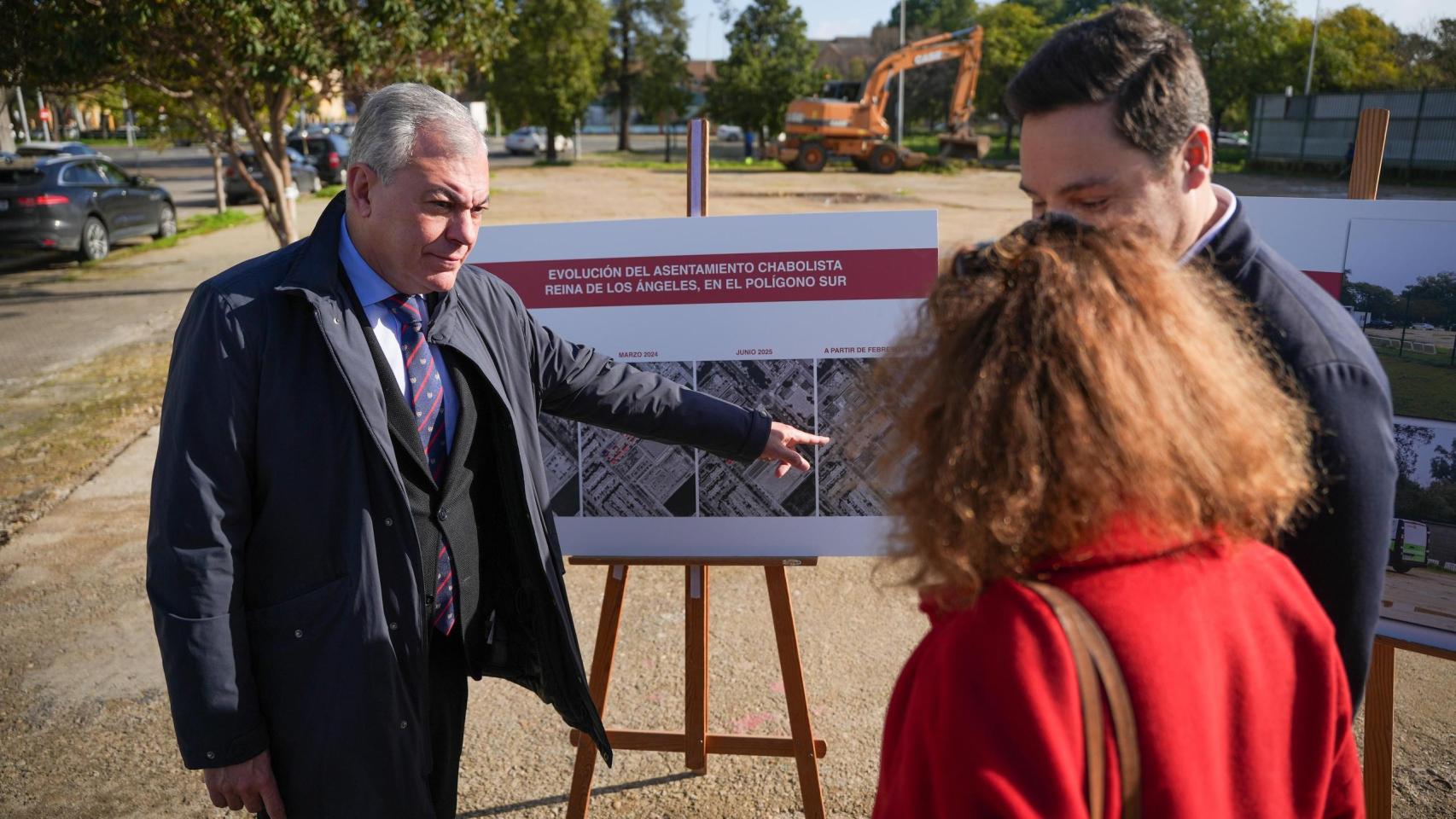 El alcalde de Sevilla, José Luis Sanz, en el terreno del asentamiento.