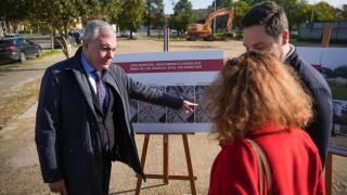 El alcalde de Sevilla, José Luis Sanz, en el terreno del asentamiento.