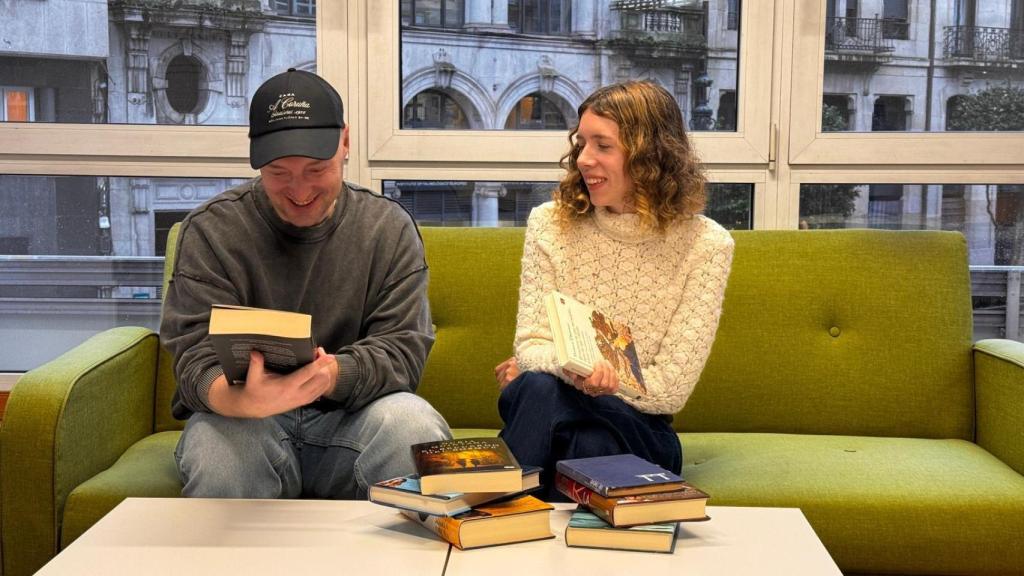 Yulia y Vladimir con algunos libros durante su entrevista con Treintayseis.