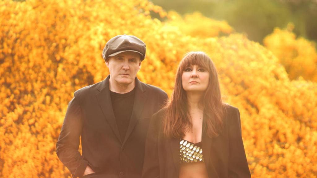 Eva Amaral y Juan Aguirre posan en plena naturaleza.