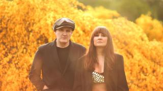 Eva Amaral y Juan Aguirre posan en plena naturaleza.