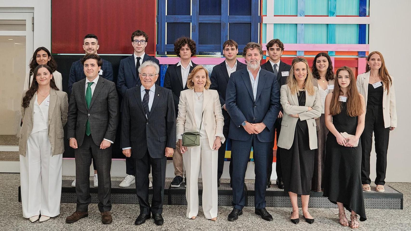 Foto de grupo de la entregas de las credenciales de la convocatoria 2025