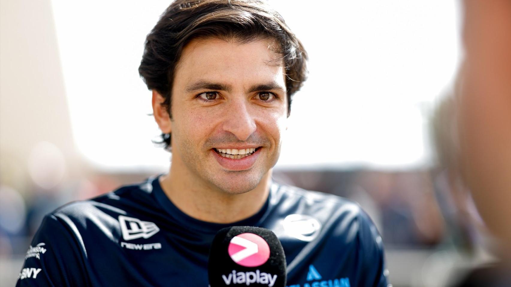Carlos Sainz Jr. haciendo una entrevista en el paddock de la Fórmula 1