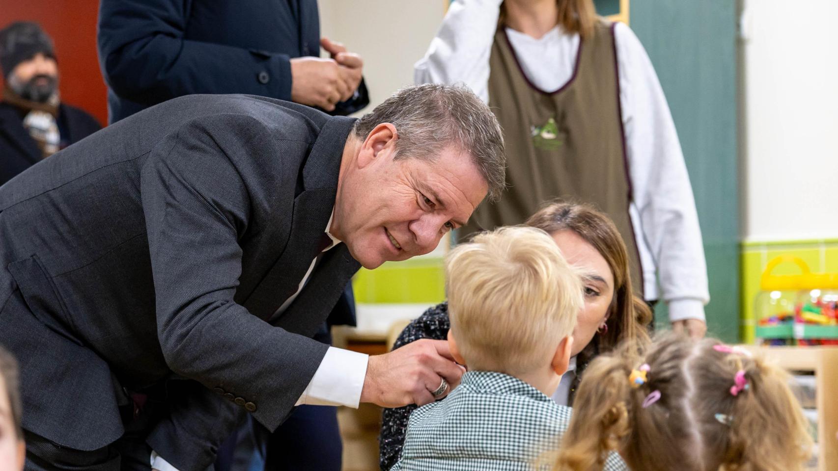 Emiliano García-Page durante la inauguración de la ampliación de la Escuela Infantil ‘Los Cotos’ de Cobisa.