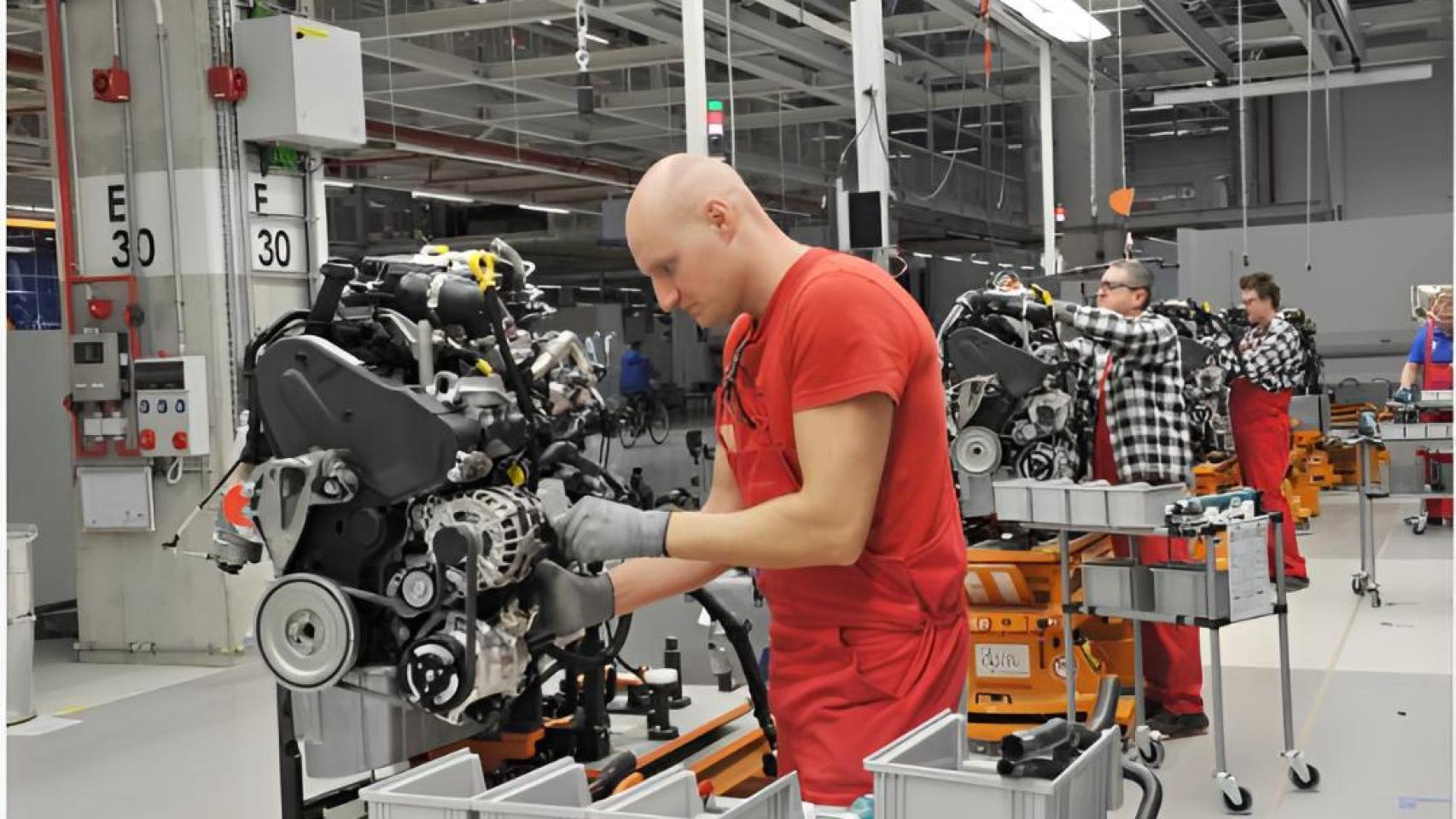 Imagen de mecánicos en un taller.