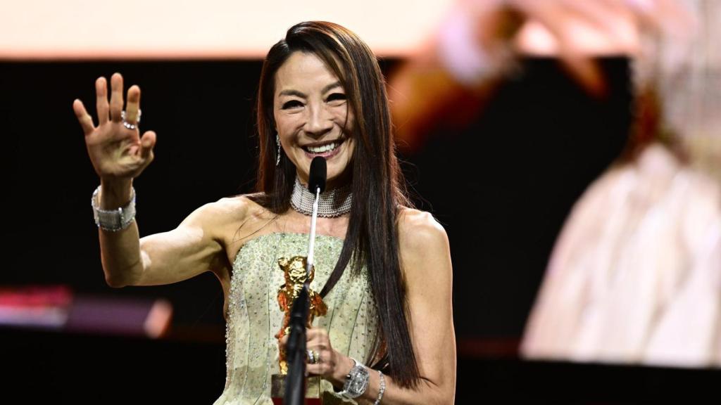 Michelle Yeoh, con el Oso de Oro Honorífico. Foto: EFE/EPA/FABIAN SOMMER