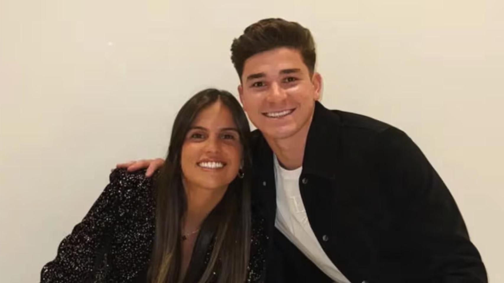 Julián Álvarez junto a su pareja Emilia Ferrara