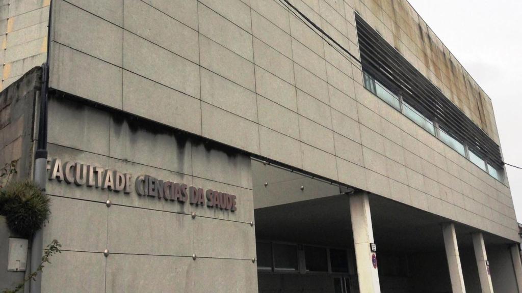 Los bomberos sofocan un incendio en la Facultad de Terapia Ocupacional de la Universidad de A Coruña