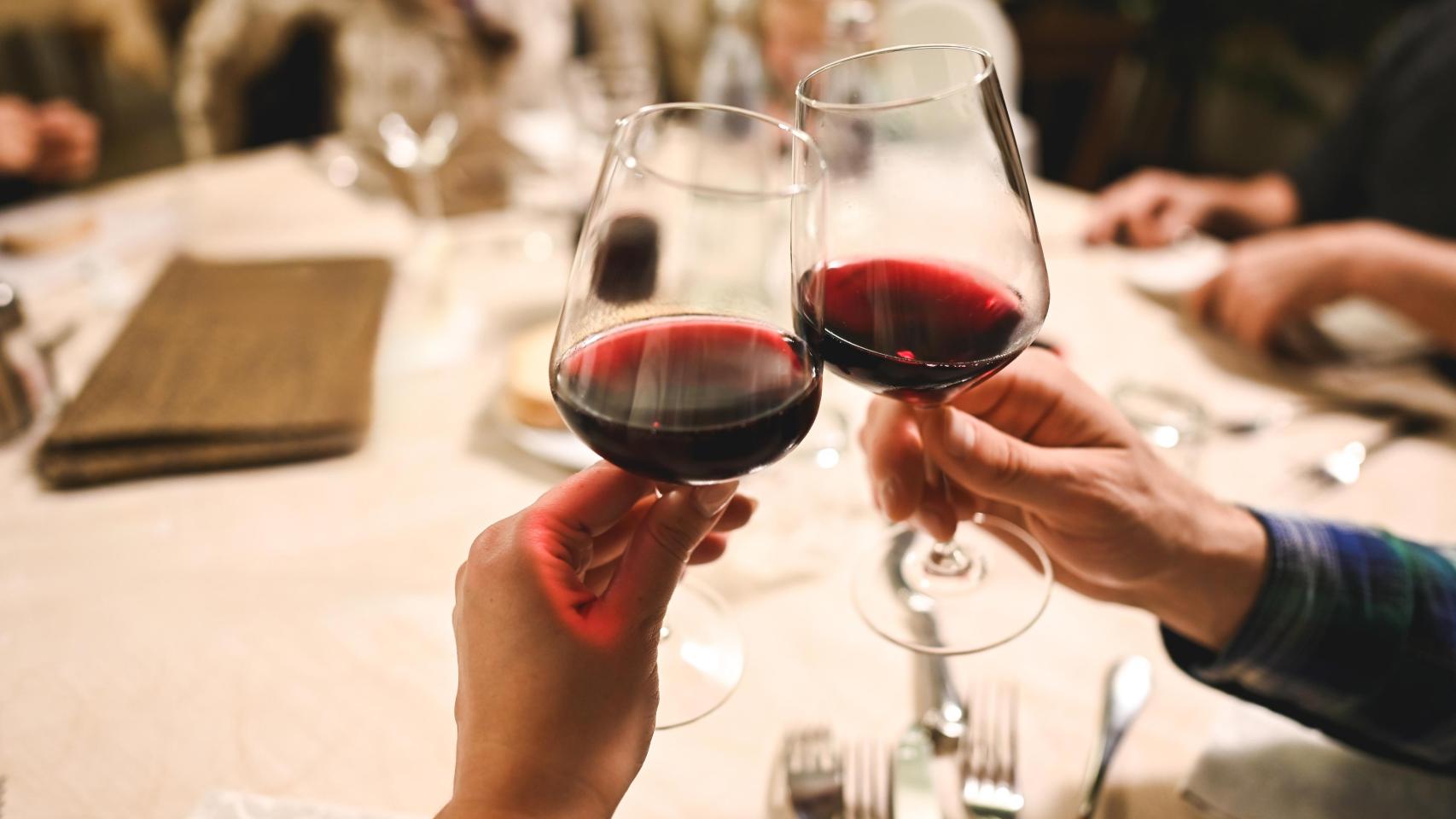 Un brindis con dos copas de vino.