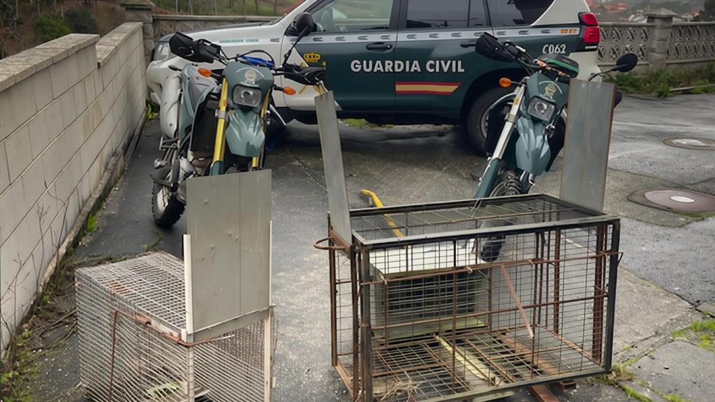 Jaulas-trampa intervenidas por la Guardia Civil en una finca de Rois