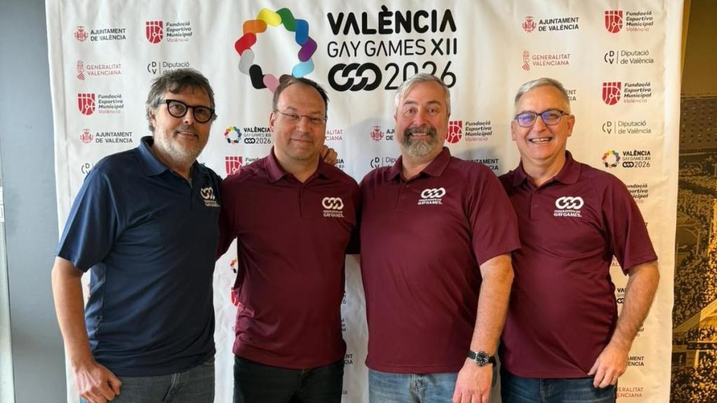 Joan Miró, primero de la izquierda, durante una visita a Valencia. EE