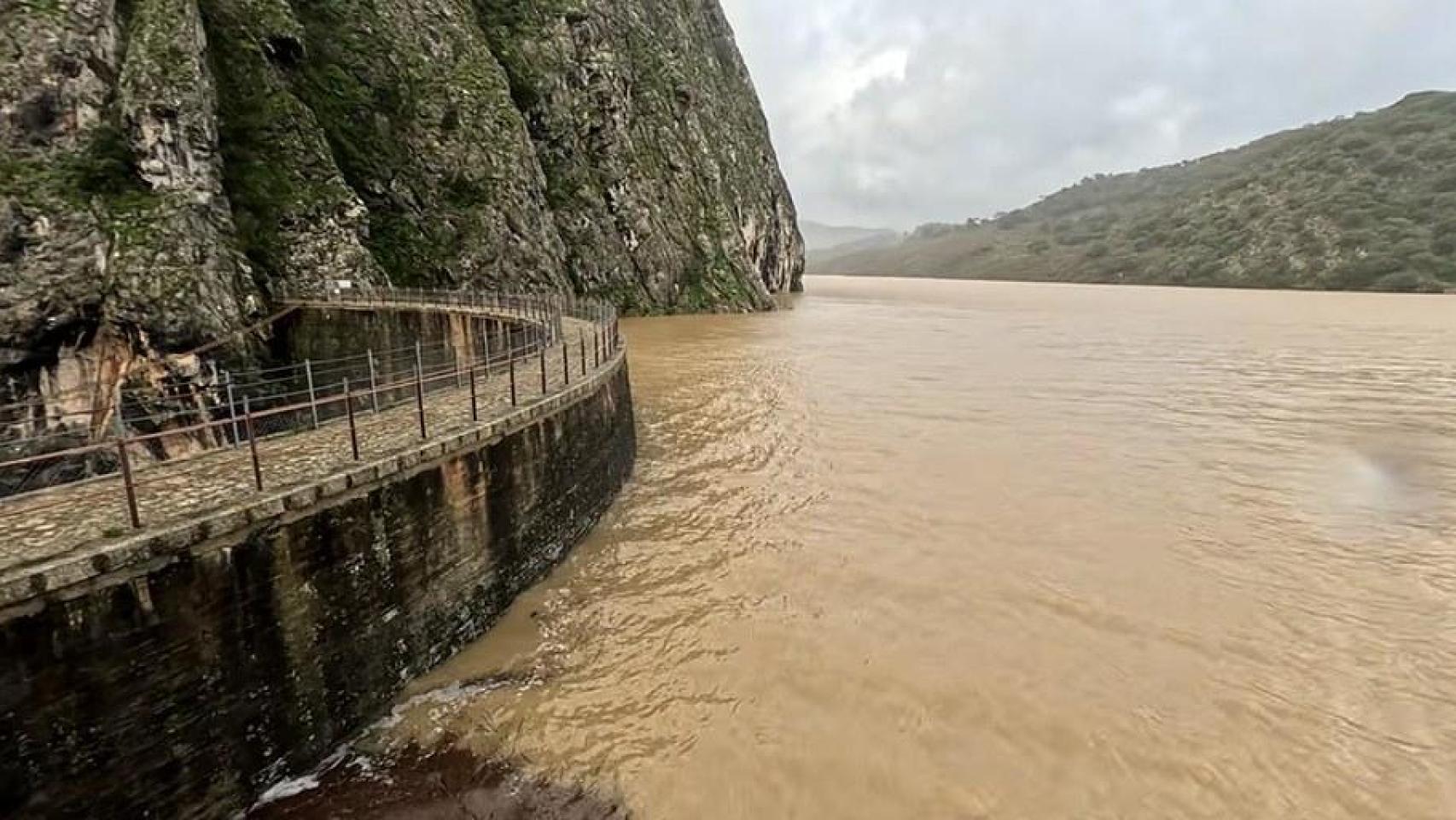 La presa de Montejaque, a 30 centímetros de desbordarse.