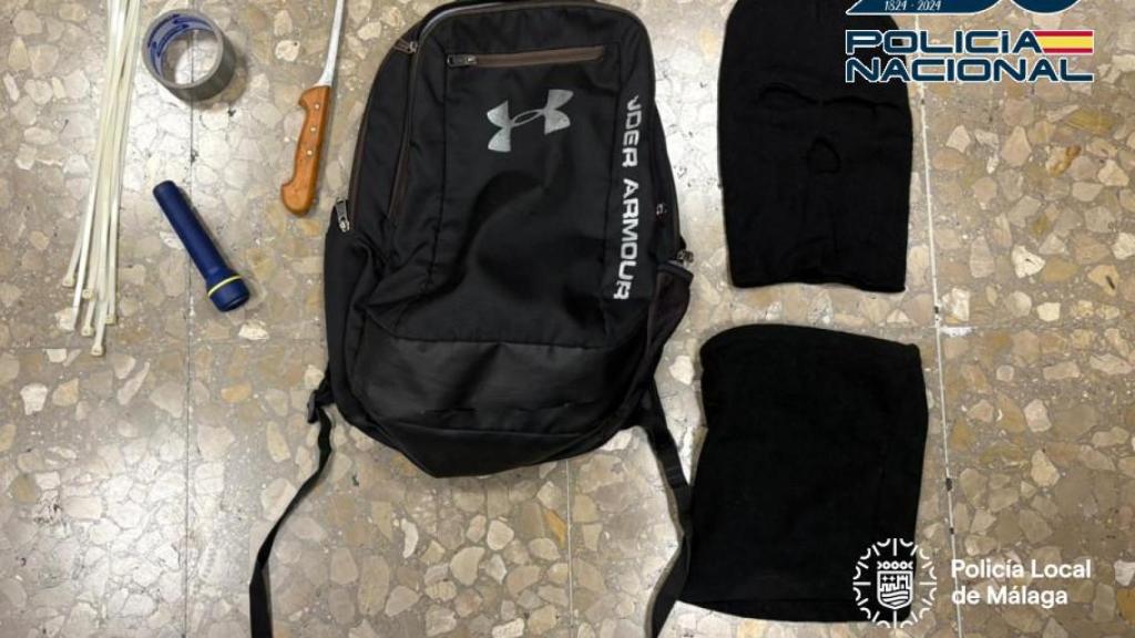 El pasamontañas, la mochila o el cuchillo que usaba el atracador en Málaga.