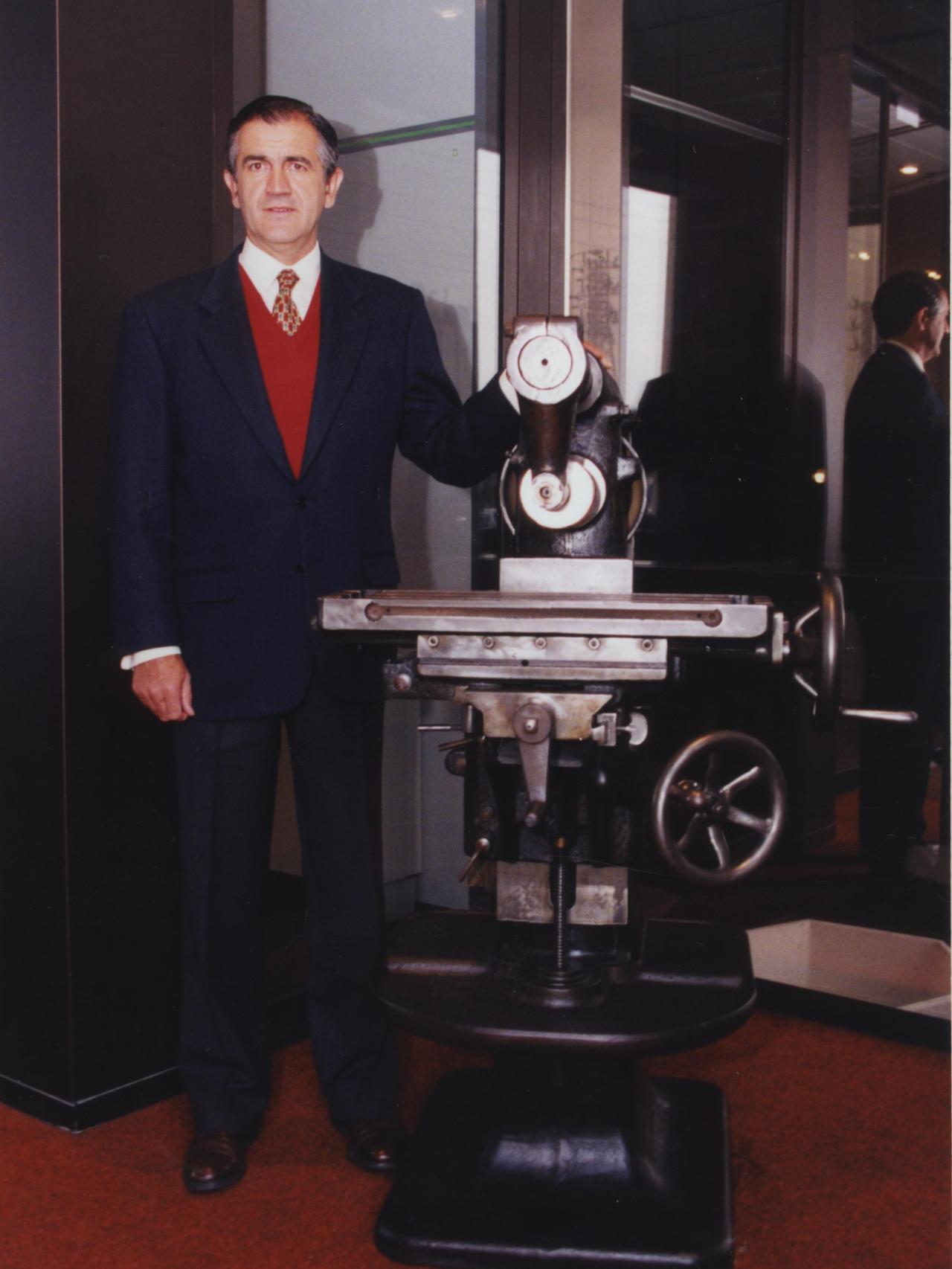 Un joven José Ignacio Nicolás-Correa, de la segunda generación y expresidente del grupo, posando con un máquina.