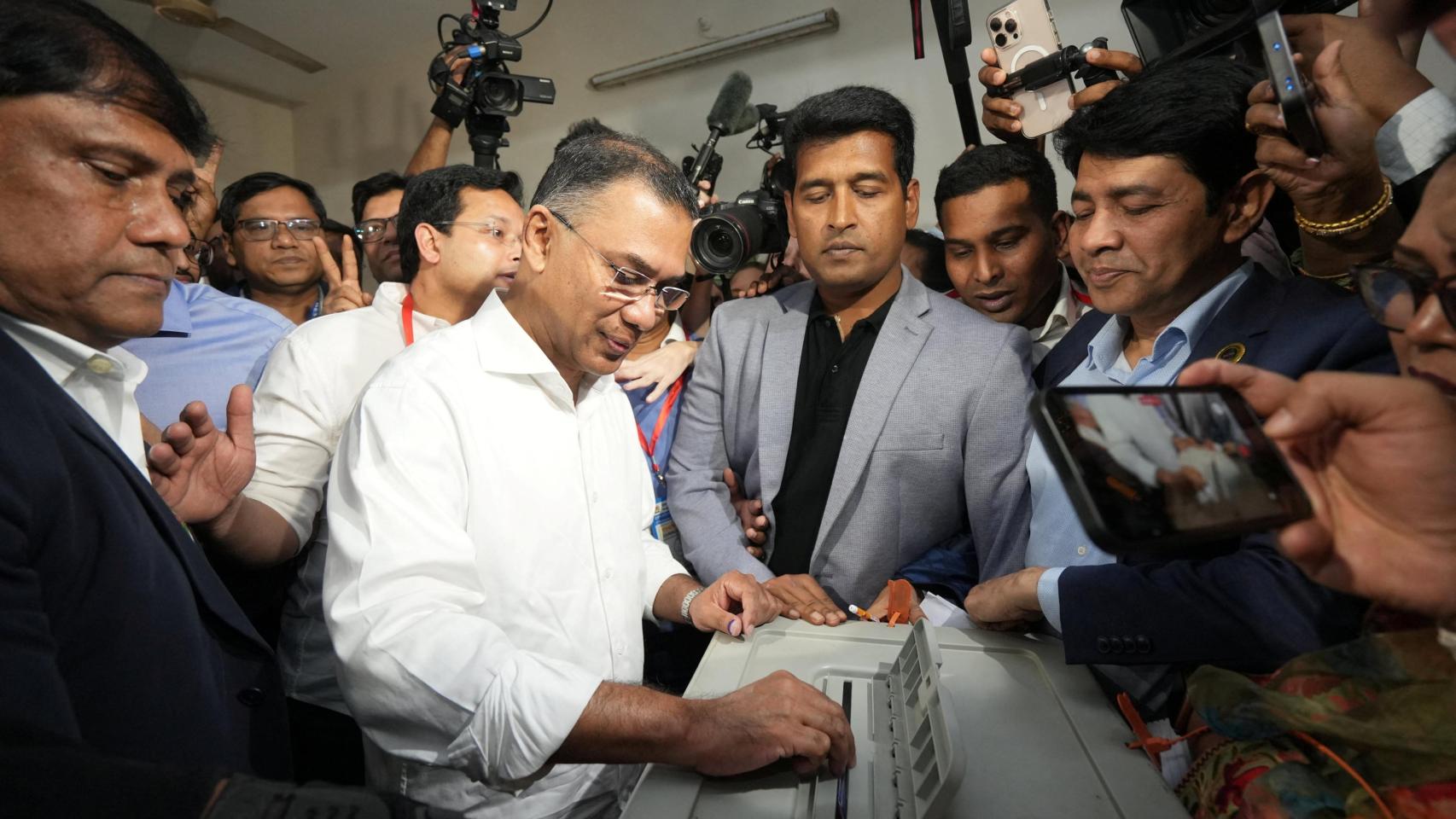 Tarique Rahman, el nuevo primer ministro de Bangladés, votando en el colegio electoral.