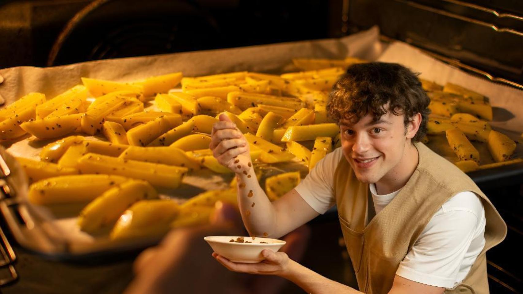 Federico, chef italiano: Para las patatas al horno más crujientes, usa 40 g de queso y cambia la bandeja a mitad de cocción