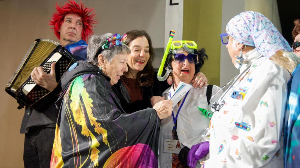La alcaldesa, Inés Rey, junto a las comadres cigarreras
