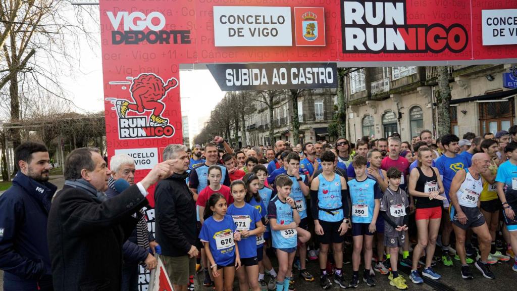 Abel Caballero dando la salida de una de las carreras de la Subida ao Castro.