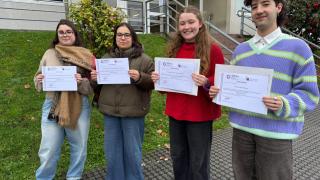 Los estudiantes premiados en la convocatoria de los mejores TFG de temática gallega del curso 24-25