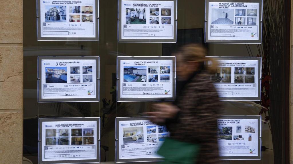 Anuncios de una inmobiliaria.