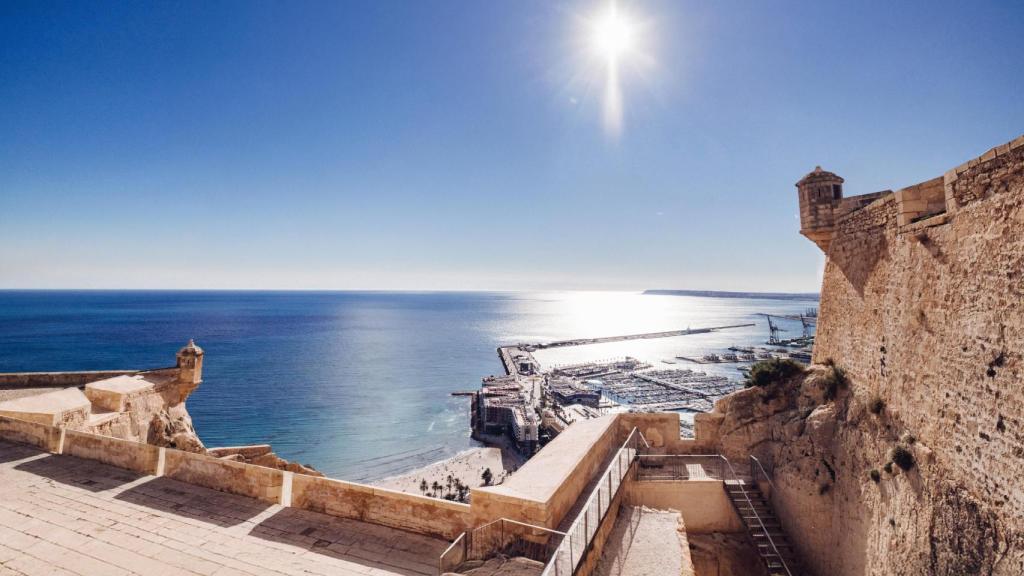 Puerto de Alicante desde el castillo de Santa Bárbara.