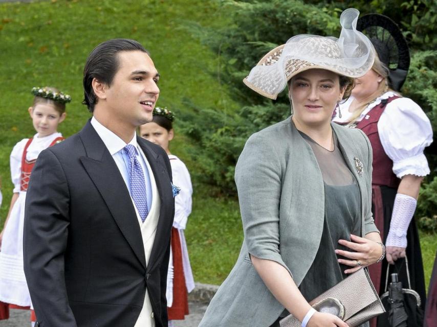 Victoria, la actual duquesa de Medinaceli, junto a su marido.