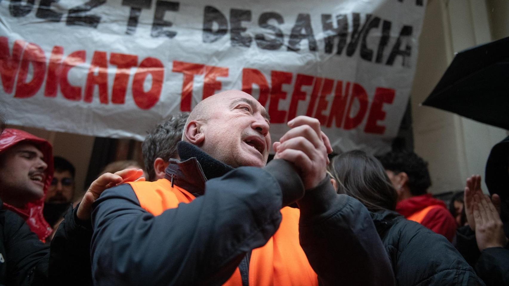El inquilino, Mariano Ordaz, durante un intento de desahucio en la calle Carnero, este 13 de febrero.
