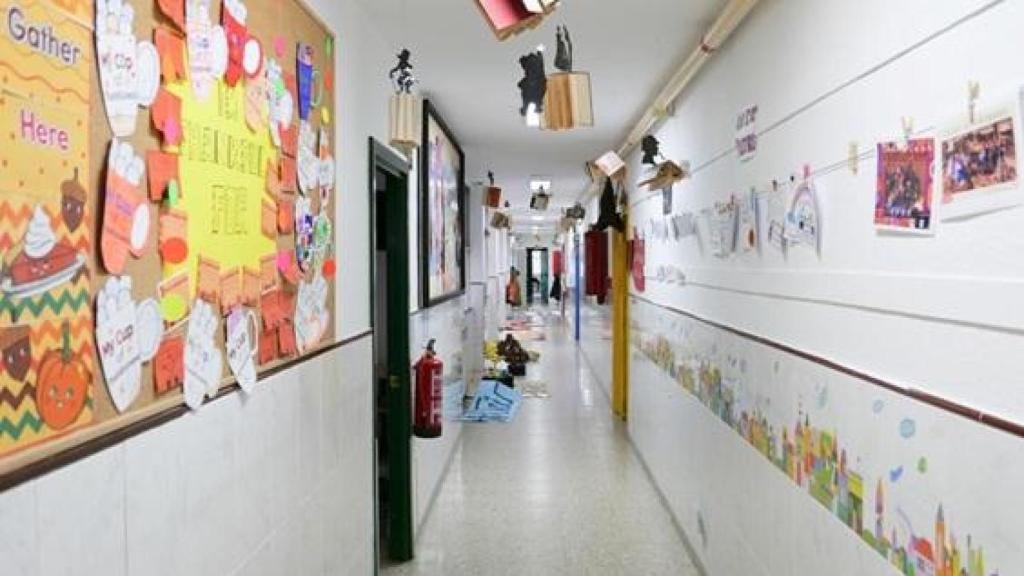 Pasillo del colegio donde el profesor Merino imparte clases con ayuda de la IA.