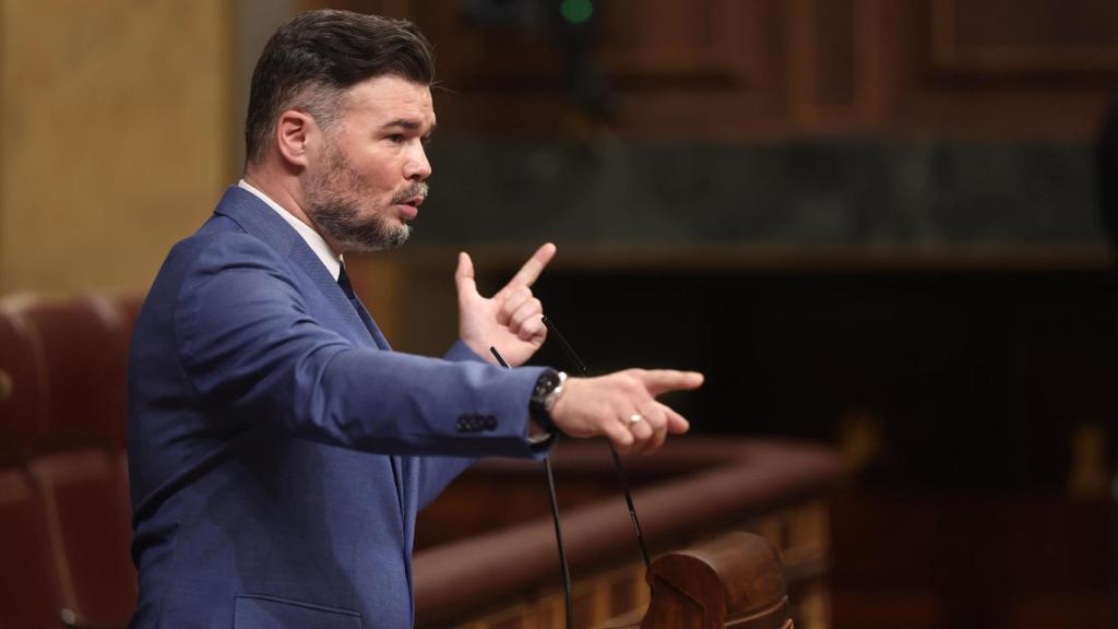 En la sesión de control del miércoles, Rufián convierte el atril en escenario: dirige el aire con los dedos, señala a un adversario invisible y marca el ritmo de una política que se juega tanto en el gesto como en el argumento.
