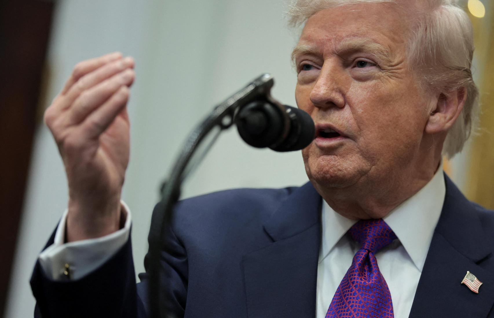 El presidente de Estados Unidos, Donald Trump, hace un anuncio con el administrador de la EPA, Zeldin, en la Casa Blanca.