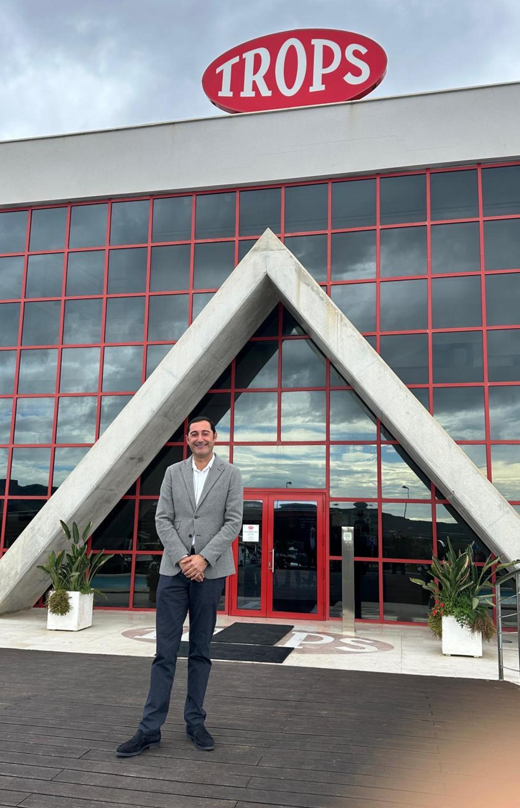David Sarmiento en la entrada principal de Trops en Vélez Málaga.